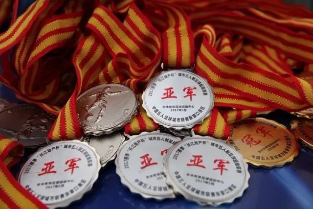 勒布朗首秀回应质疑 笑对嘲讽展现全能表现